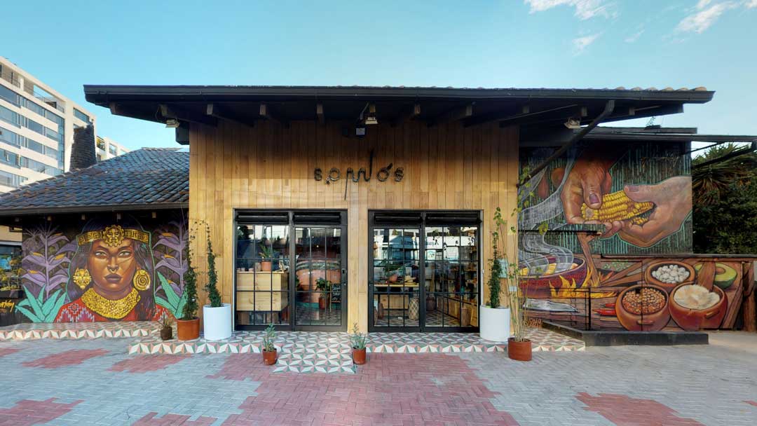 SOMOS Exterior: Exterior del restaurante SOMOS con murales del célebre artista callejero y local de Quito, Apitatan | agosto 2019 | Foto proporcionada por SOMOS