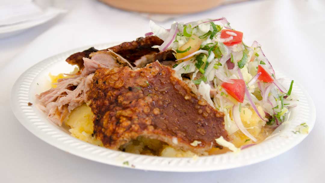 Plato de hornado con cuero; Calderón, Quito, Ecuador | ©Ángela Drake