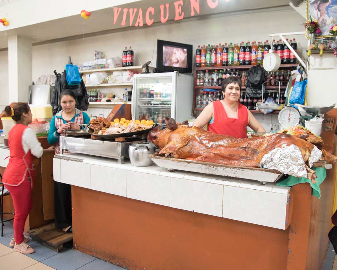 Puesto Hornado en el mercado del centro, Cuenca, Ecuador | ©Ángela Drake