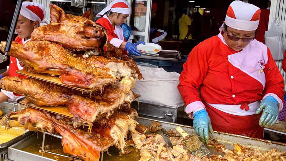 Hornado en el Mercado Iñaquito, Quito, Ecuador | ©Ángela Drake