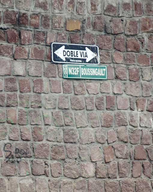 Calle de doble sentido, Quito, Ecuador | ©Angela Drake Calle de doble sentido, Quito, Ecuador | ©Angela Drake