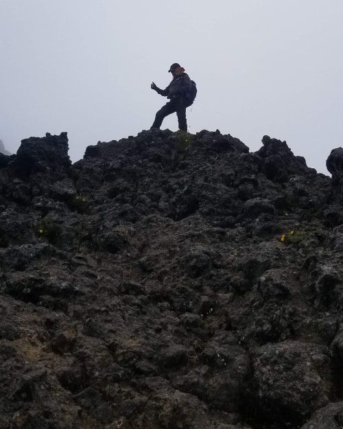 El perfil de un excursionista en cima de la cresta llamada Paso de la Muerte 