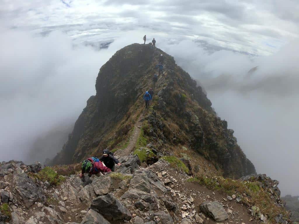 The narrow road to the summit of Imbabura | ©Edison Benitez