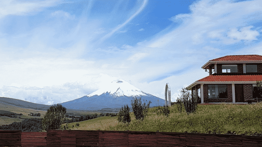 Un cielo azul con nubes tenues, Balcon at Cotopaxi, Ecuador | ©Jacqueline Granda