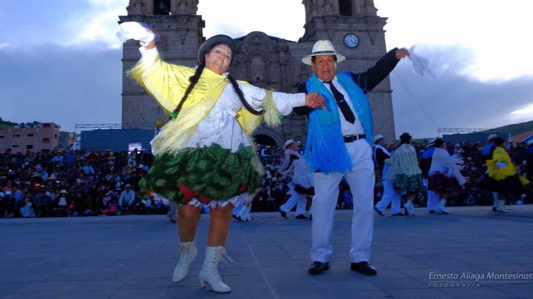 Pareja de pandilleros danzando frente a la Catedral de Puno