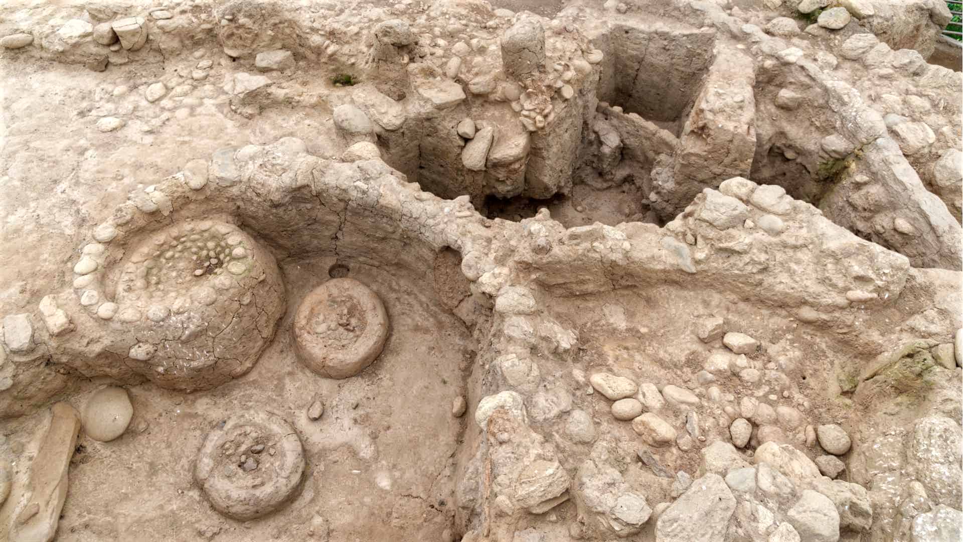 Piedras colocadas en forma de espiral similar a una curva de Fibonacci | ©Angela Drake El cementerio excavado muestra una forma de círculo de piedra en espiral similar a una curva de Fibonacci