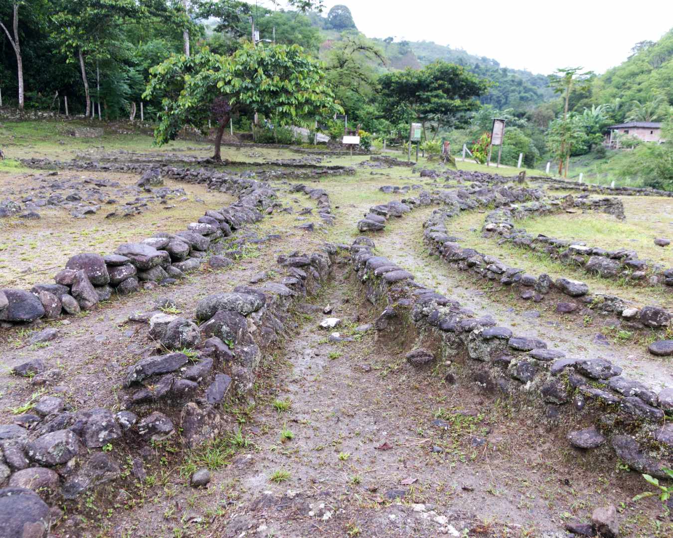 Las paredes de piedra casi se cruzan donde los círculos se encuentran | ©Angela Drake Dos arcos simétricos de muros de piedra se tocan en sus puntos más cercanos