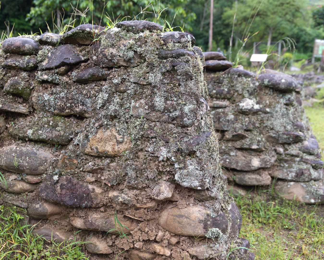 Primer plano de un antiguo muro de piedra construido hace unos 5000 años | ©Angela Drake Primer plano de un antiguo muro de piedra