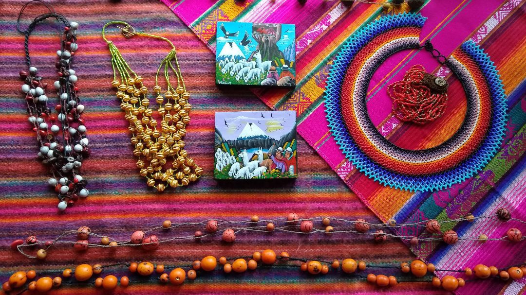 Joyería, pequeñas pinturas y productos tejidos del Mercado Artesanal de Otavalo