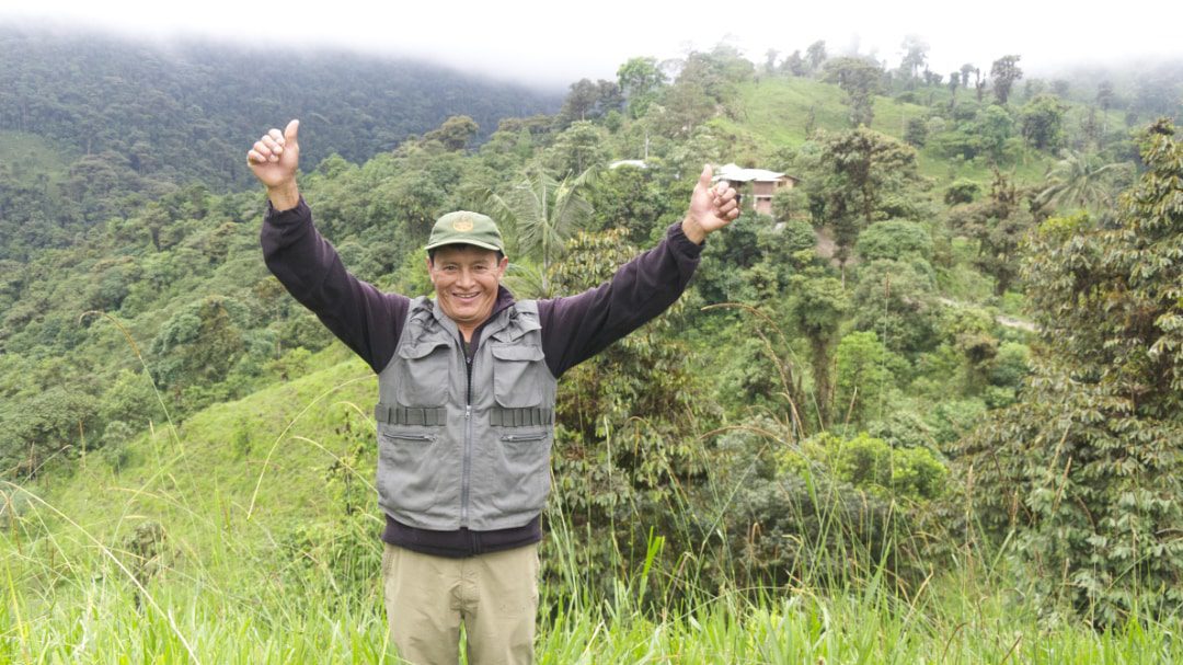 Ángel Paz, el Susurrador de Antpitta, se encuentra orgulloso ante su sueño, el Refugio Paz de las Aves | ©Ángela Drake Ángel Paz, el Susurrador de Antpitta, se encuentra orgulloso ante su sueño, el Refugio Paz de las Aves | ©Ángela Drake