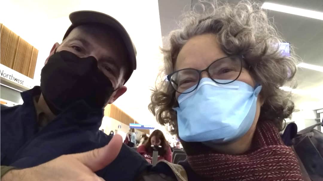 Angie lleva una mascarilla de pico de pato. En su opinión, es la mejor mascarilla para viajar en avión. Angie lleva una mascarilla de pico de pato. En su opinión, es la mejor mascarilla para viajar en avión.