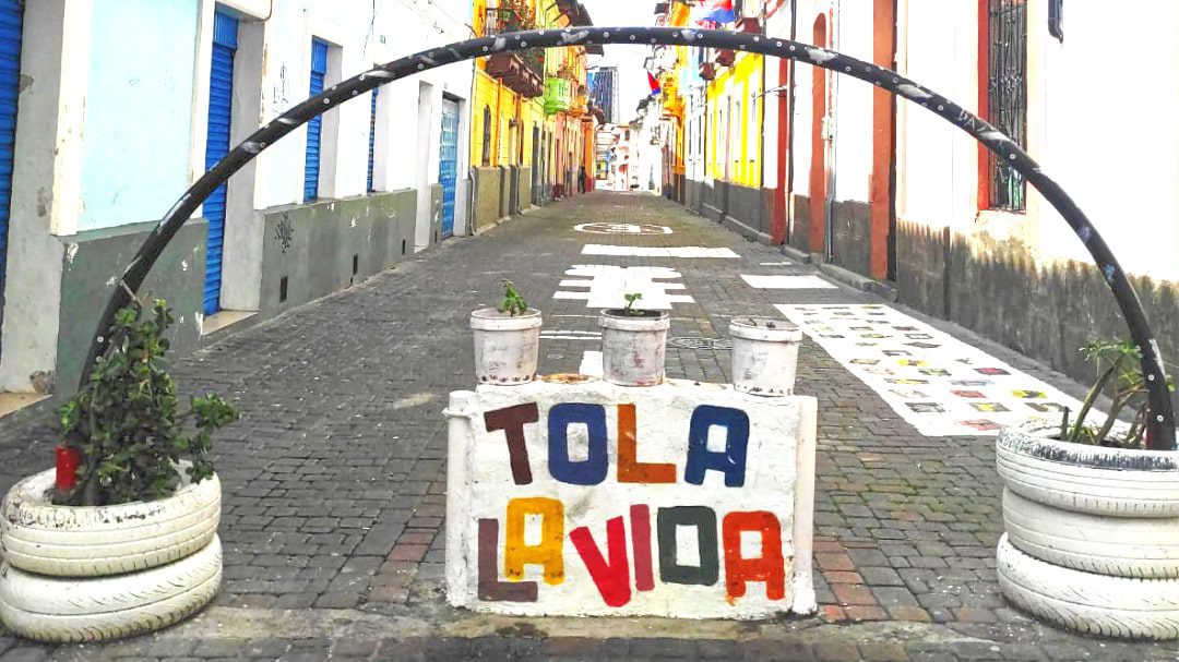 Un señal que dice "Tola la Vida" en el barrio La Tola, Quito, Ecuador
