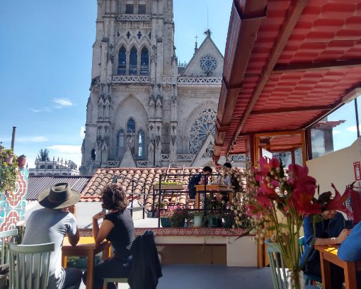 La vista desde el patio de arriba del Alma Quiteña incluye la Basílica del Voto Nacional justo enfrente.
