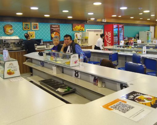 Un café tradicional de Quito que parece una cafetería de los años 50