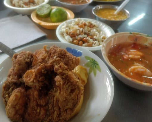 Pescado frito y otros platos de Las Corvinas de Jimmy