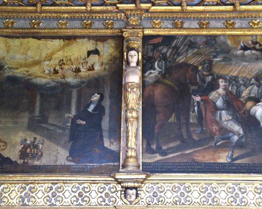 Un querubín se alza entre dos murales de la Escuela de Quito en la Iglesia de San Agustín, en el Centro Histórico de Quito.