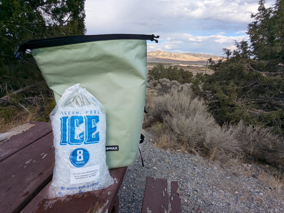 La ICEMULE R-Jaunt de 20 litros mantuvo el hielo al menos 12 horas después de haber puesto una bolsa llena, la cual apenas se derritió, a pesar de que hacía 90°F (unos 32°C) y estaba en la parte trasera de un auto