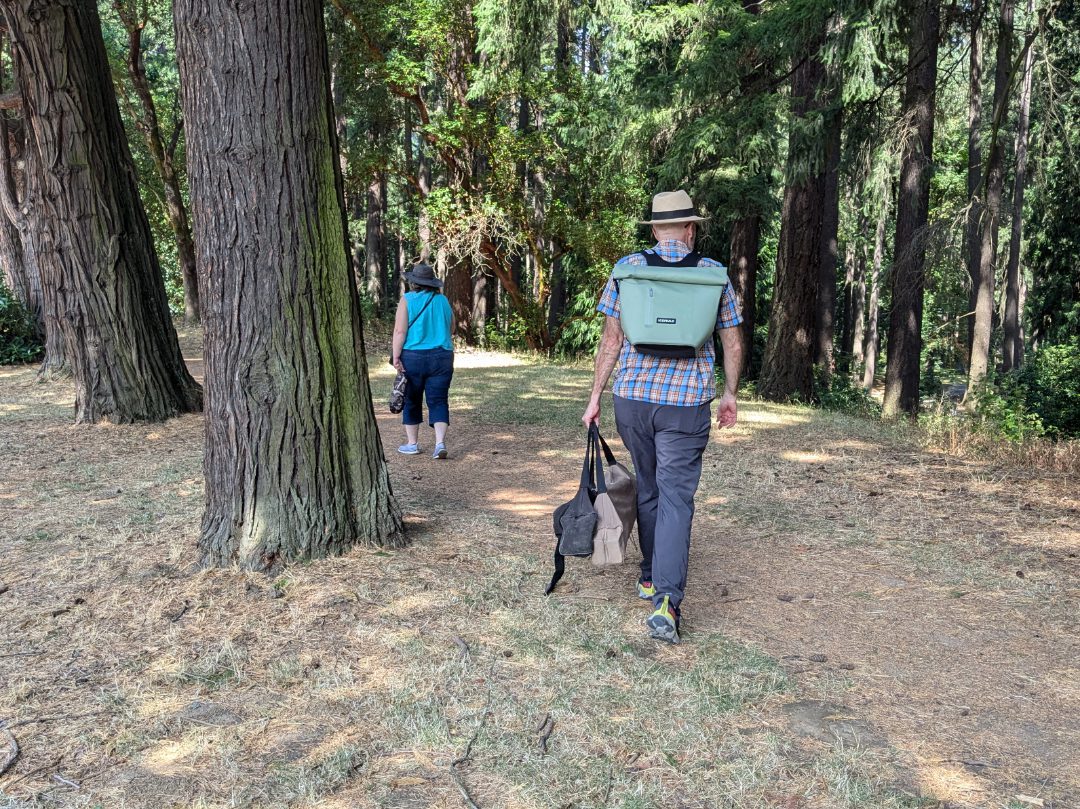 Un hombre camina por el bosque con la mochila nevera ICEMULE Jaunt 20L