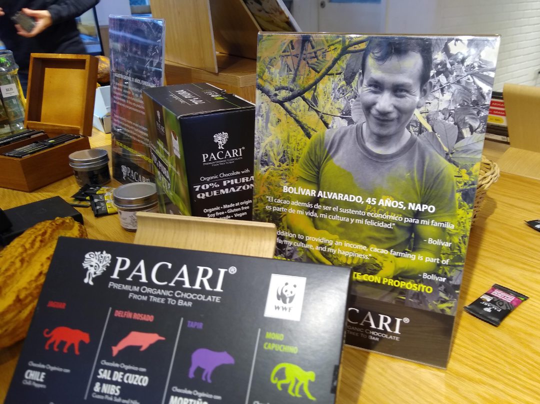 Destacando a los agricultores de cacao Un expositor de la tienda de chocolate Paccari en Quito destaca a Bolívar Alvarado, un agricultor de cacao de la provincia de Napo