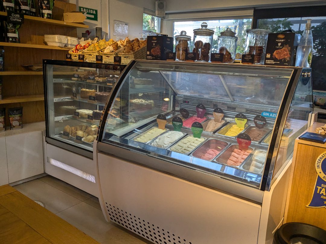 Helado en Paccari Chocolate El escaparate de Paccari en el barrio de La Floresta de Quito incluye una selección de golosinas, desde pasteles hasta helados.