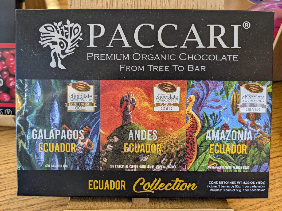 El chocolate de Paccari destaca las regiones icónicas Tres tabletas de Chocolate Paccari que destacan regiones emblemáticas de Ecuador: las Galápagos, los Andes y la Amazonía.