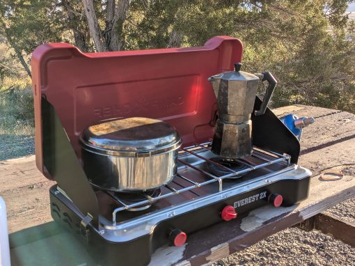 La cocinilla Chef Everest Camp calentando agua y café al mismo tiempo