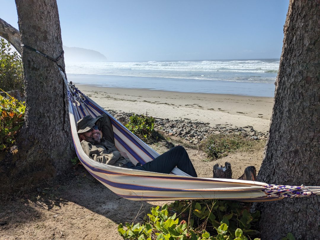 Scott se estiró en una hamaca colorida colgada de las correas de un árbol con vistas a la costa de Oregón.