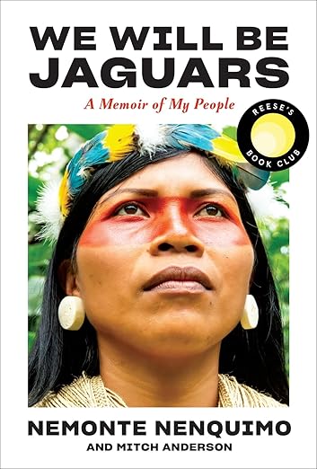 Seremos Jaguares por Nemonte Nenquimo La imagen de la cubierta del libro Seremos Jaguar incluye un retrato completo de Nemonte Nenquimo con una máscara de achiote pintada sobre los ojos.