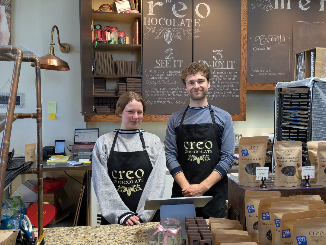 Eleanor y Ryan esperan para dar la bienvenida a los visitantes de Creo Chocolate
