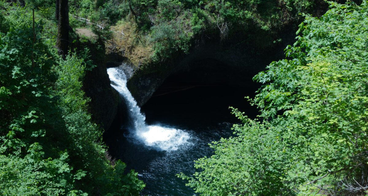 Buscando la mejor vista de las cataratas Punch Bowl