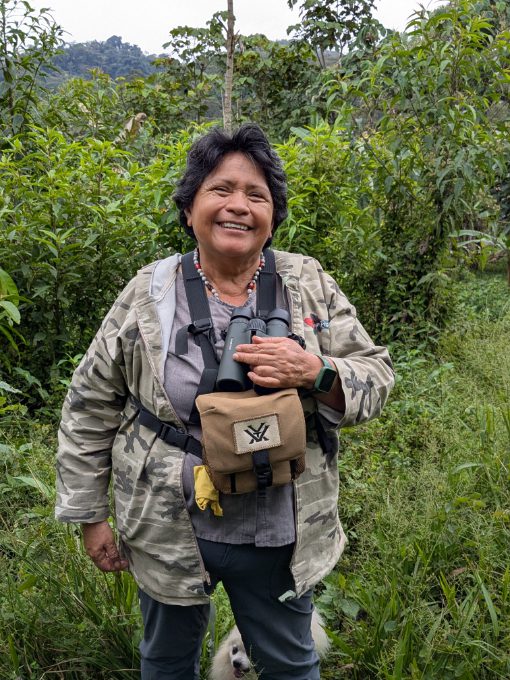 Graciela Erazo, cofundadora de la Reserva Wayra Graciela Erazo equipada para la observación de aves con los prismáticos Vortex a punto.