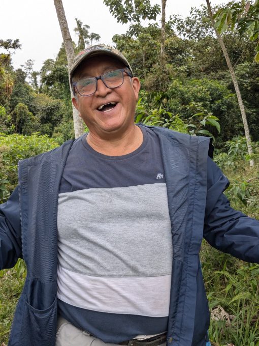 José Vega, cofundador de la Reserva Wayra José Vega, sonriendo mientras habla, con los brazos levantados para aclarar un punto.