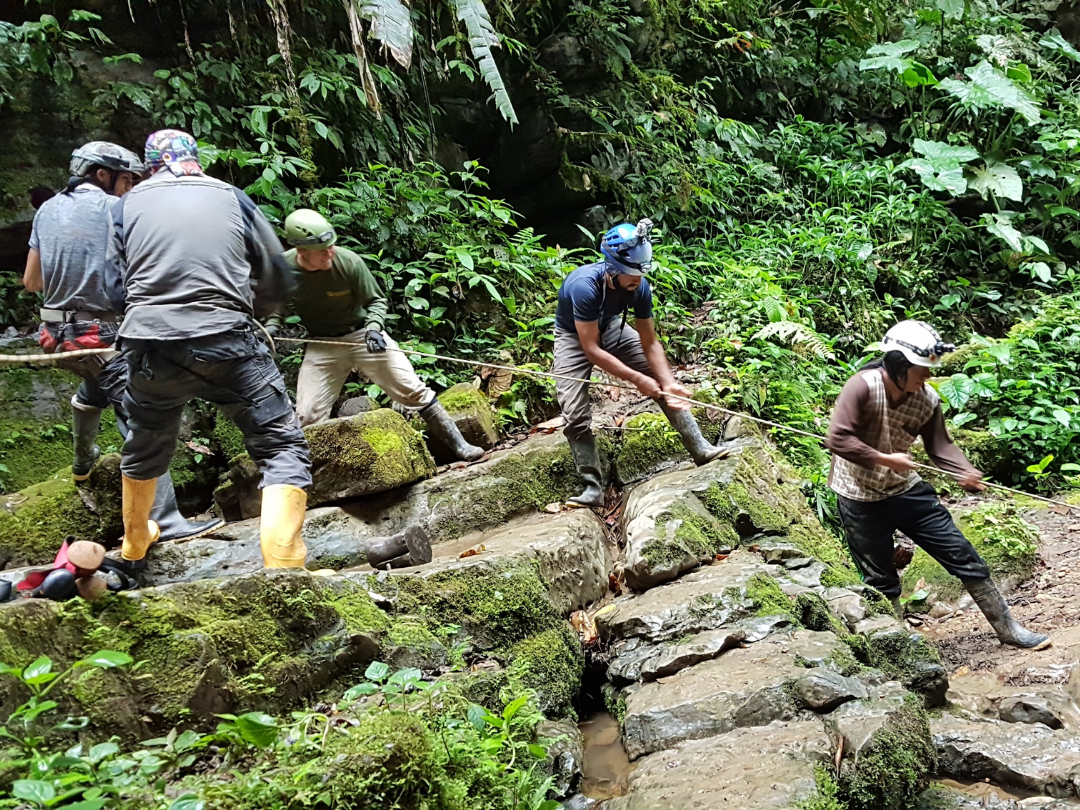 Descendiendo por cuerdas hacia la Cueva de los Tayos.