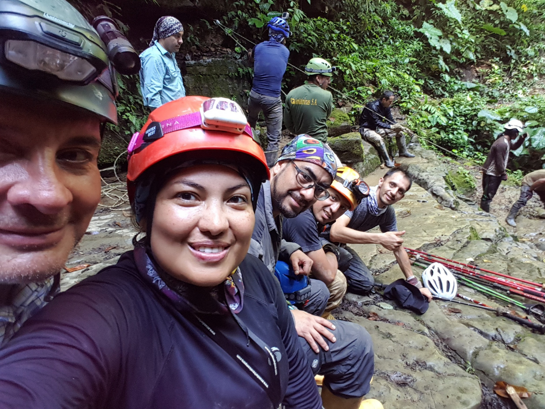 Selfie de Jacquie con amigos descendiendo por cuerdas en la Cueva de los Tayos<br>