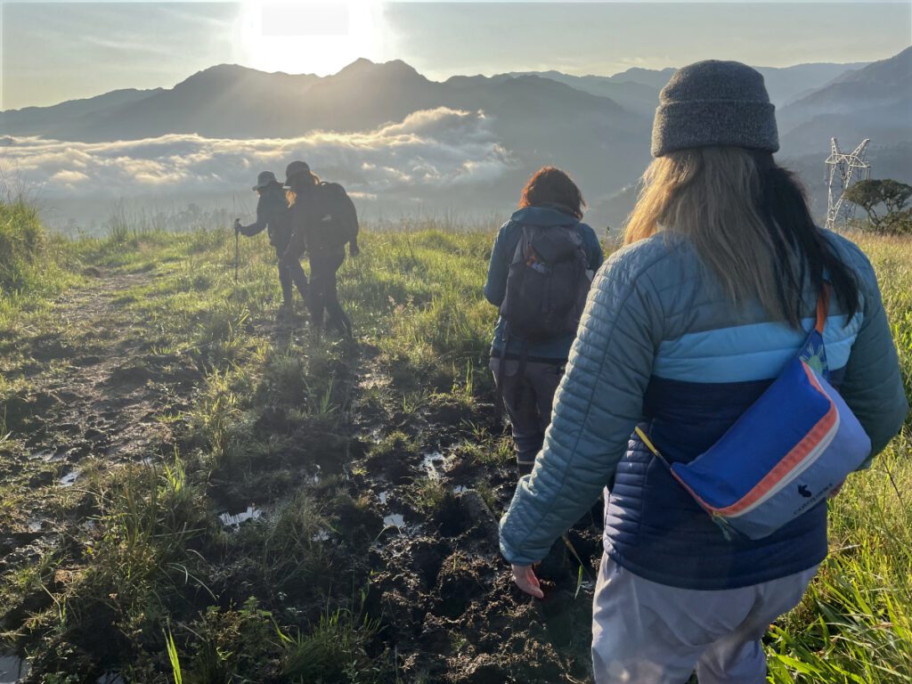 Mujeres caminando mientras sale el sol sobre los Andes del este de Ecuador
