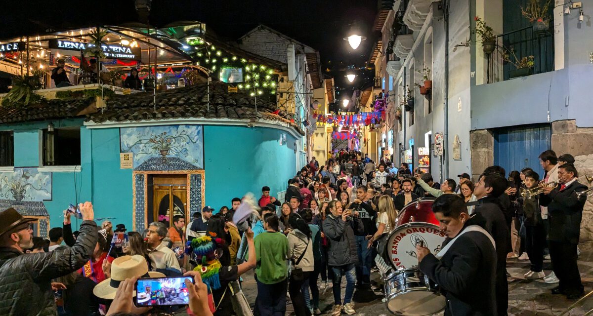 Celebra las fiestas de Quito con amigos locales