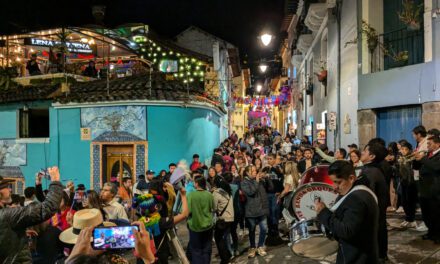 Celebra las fiestas de Quito con amigos locales