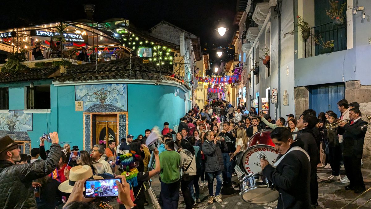 Celebra las fiestas de Quito con amigos locales