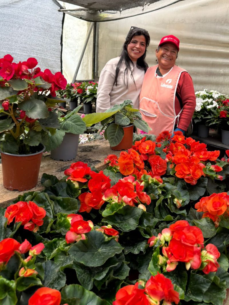 Maria Tereresa y otra mujer en su invernadero, Laberintos Vivero Jardín en Nayon, Ecuador