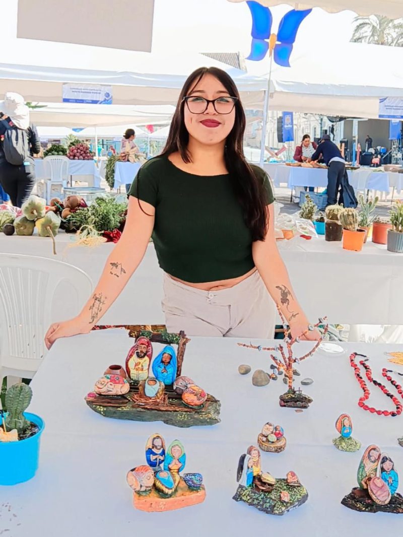 Yasmin Guaita venda su arte en piedra.