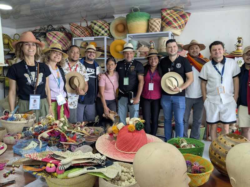 Artesanía en Sandoná - Nariño A group of journalists try on hats sold in Nariño.